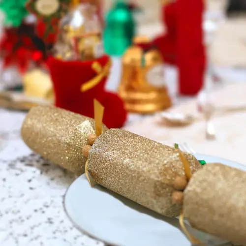 christmas crackers table setting