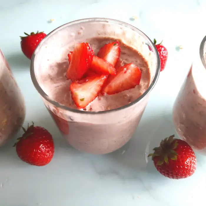 creamy overnight oats with strawberries