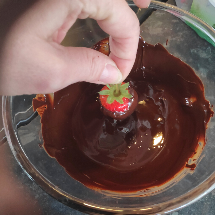 how to dip strawberries in chocolate