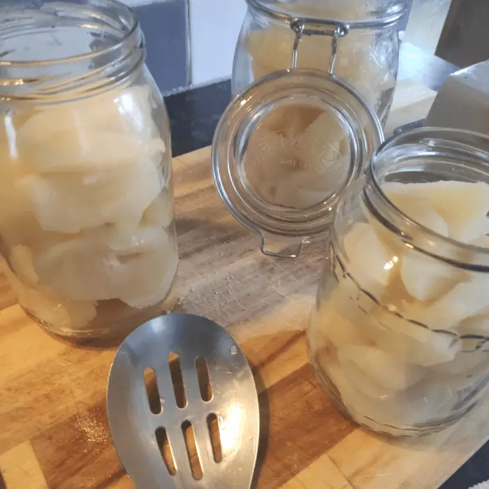 putting pears in sterilsed jars for preserving uk