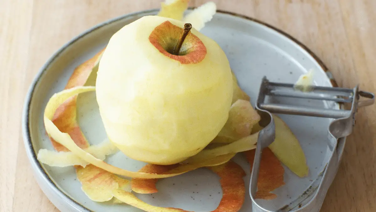 How to Peel an Apple – 2 Easy Ways for a Quick Snack
