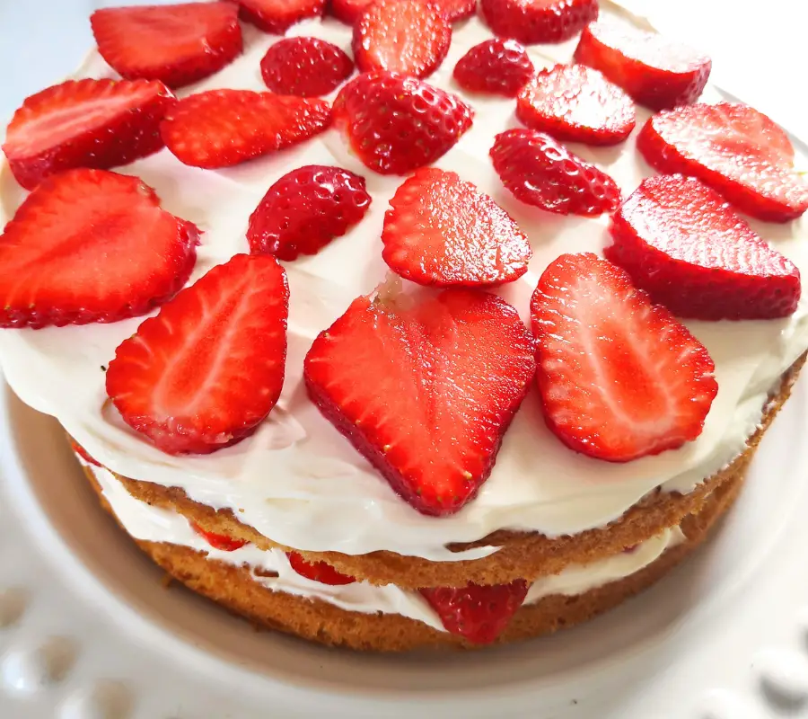 fresh cream strawberry cake