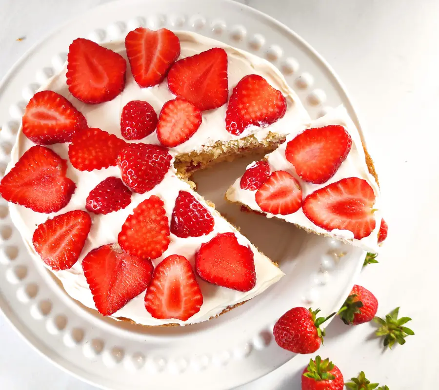 fresh cream and strawberry Wimbledon cake UK recipe