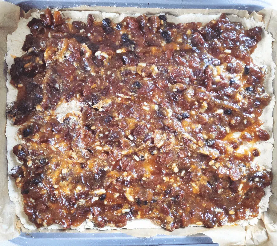 mincemeat on top o crumble mixture