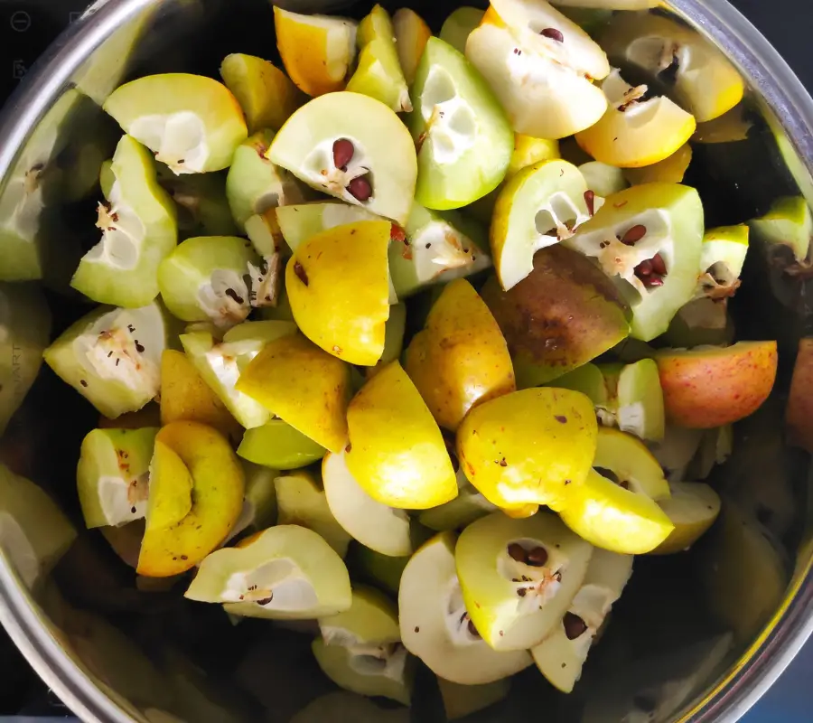 quinces chopping in a pot