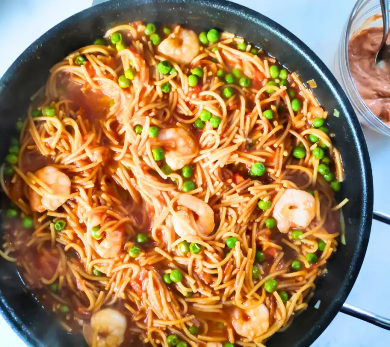 smoked prawn spaghetti pasta with peas and sauce in deep pan