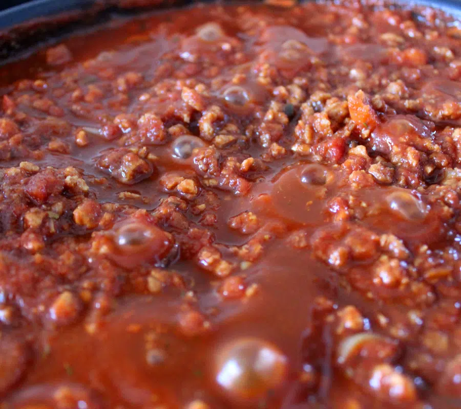 beef mince in a bolognaise sauce in a slow cooker